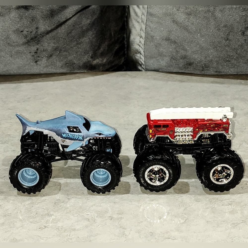 HOT WHEELS / MONSTER JAM  MONSTER TRUCKS MEGALODON & 5 ALARM 1:64 & 3 FREE CARS